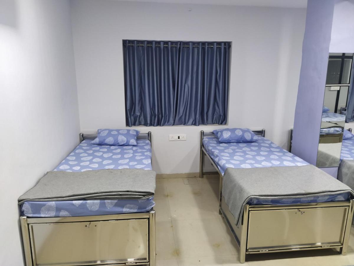 Shiv Sai Dormitory Vadodara Eksteriør bilde