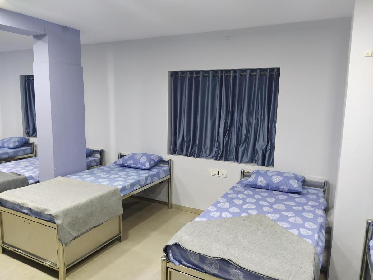 Shiv Sai Dormitory Vadodara Eksteriør bilde