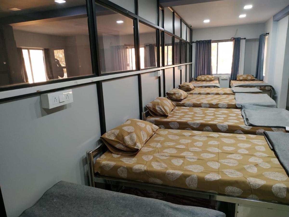 Shiv Sai Dormitory Vadodara Eksteriør bilde