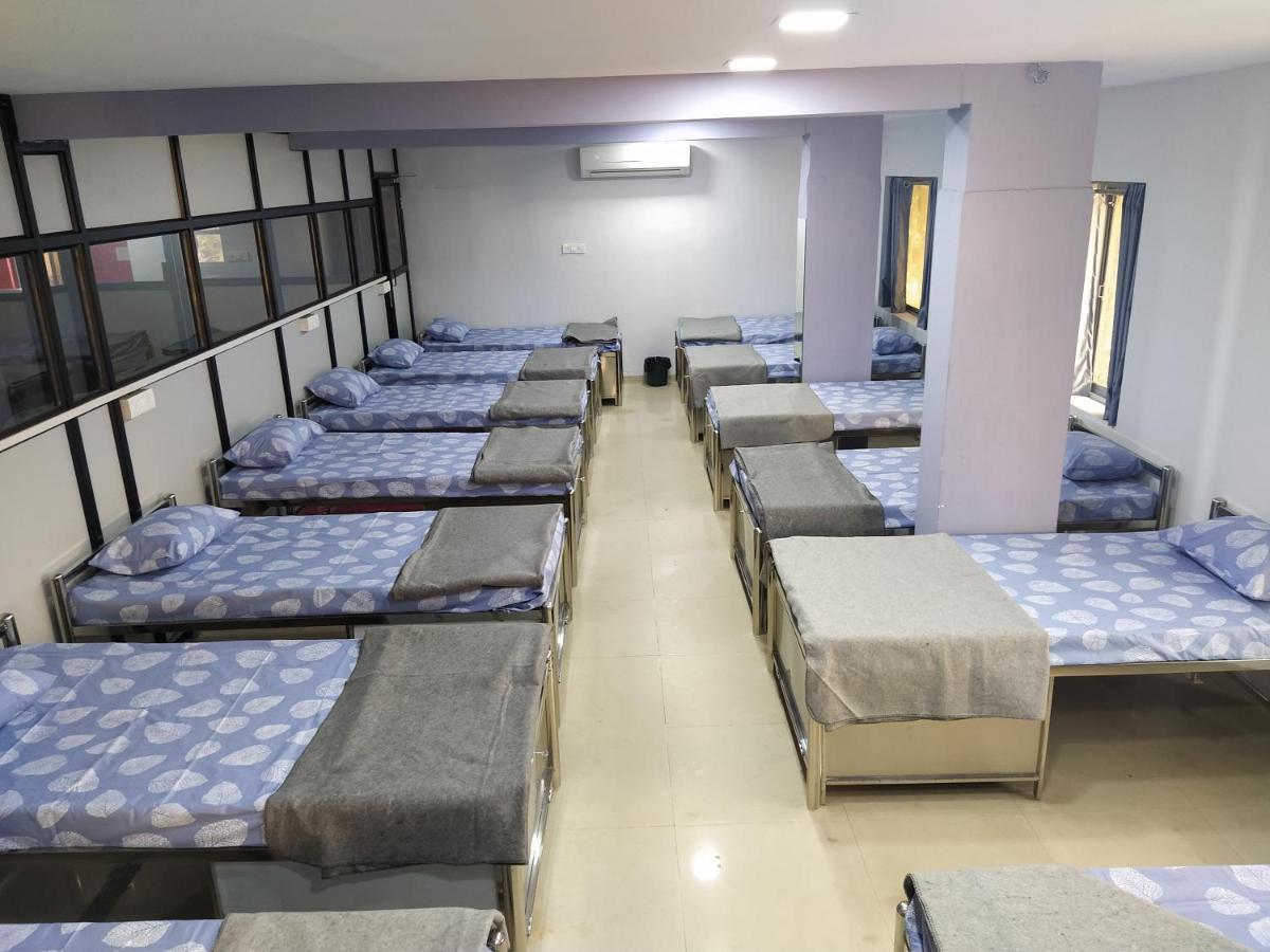 Shiv Sai Dormitory Vadodara Eksteriør bilde