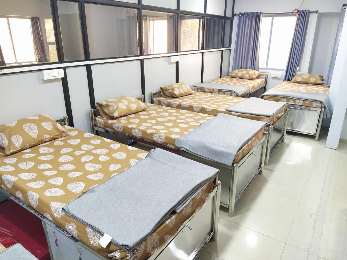 Shiv Sai Dormitory Vadodara Eksteriør bilde