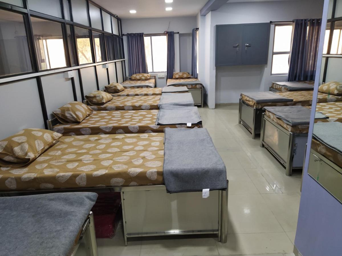 Shiv Sai Dormitory Vadodara Eksteriør bilde