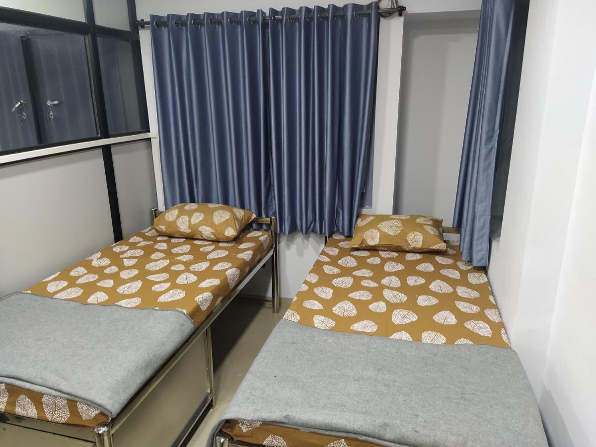 Shiv Sai Dormitory Vadodara Eksteriør bilde