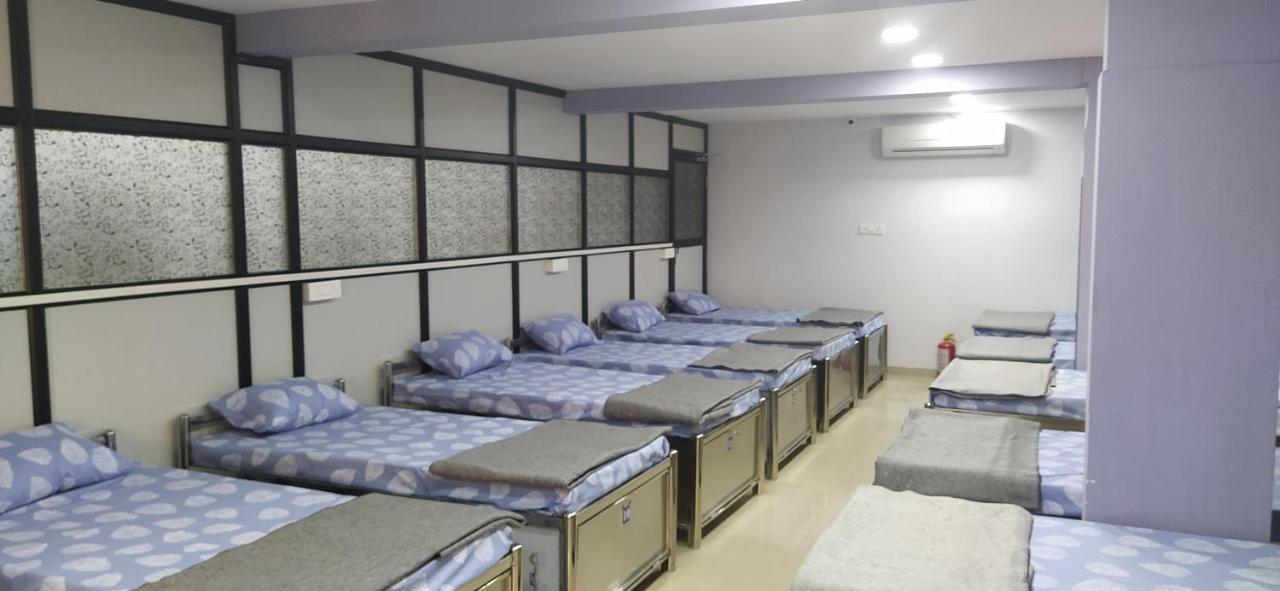 Shiv Sai Dormitory Vadodara Eksteriør bilde